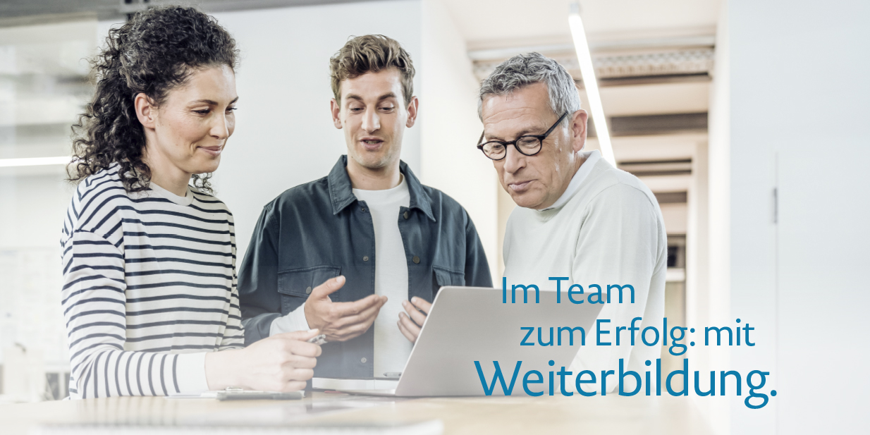 Eine Frau und zwei Männer schauen auf ein Laptop. Die Bildaufschrift lautet: Im Team zum Erfolg: mit Weiterbildung.