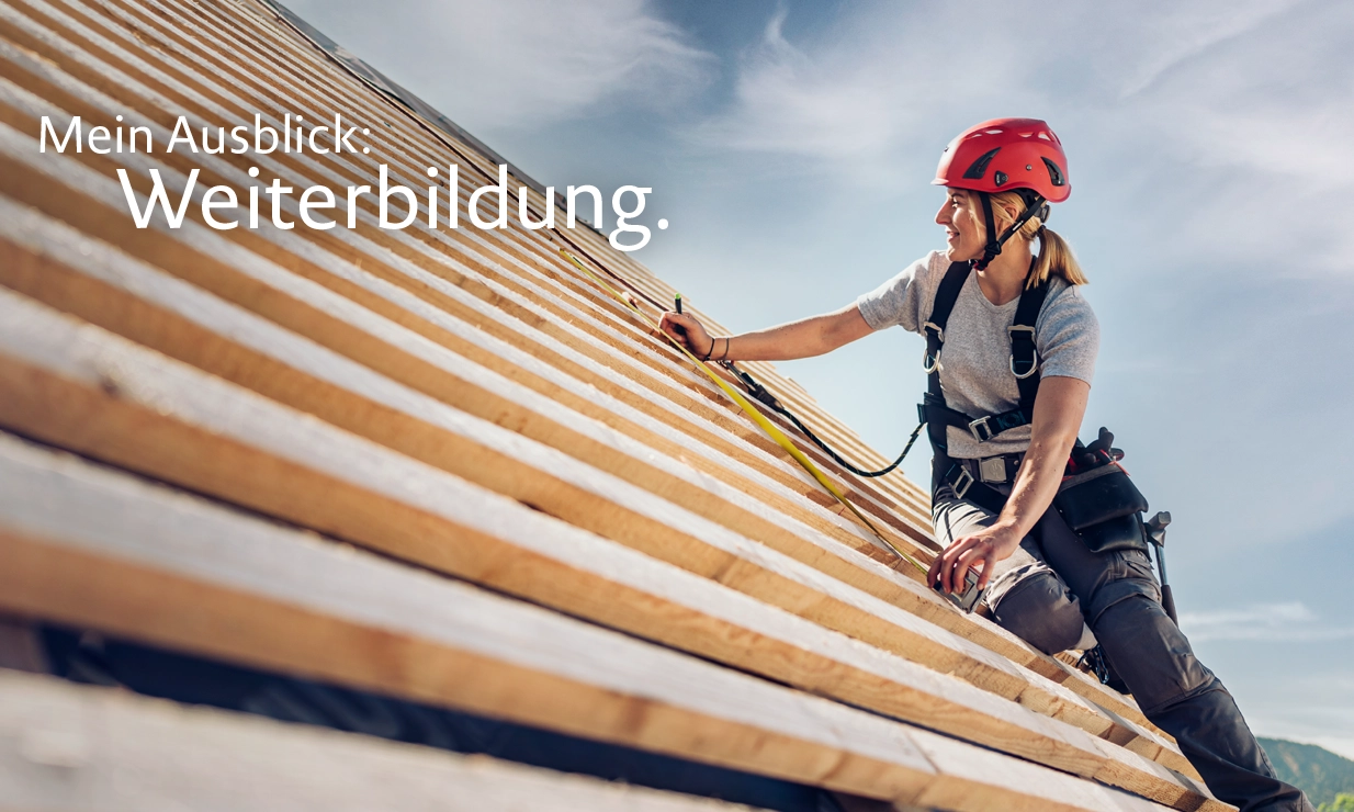 Eine Dachdeckerin arbeitet auf einem Dach.