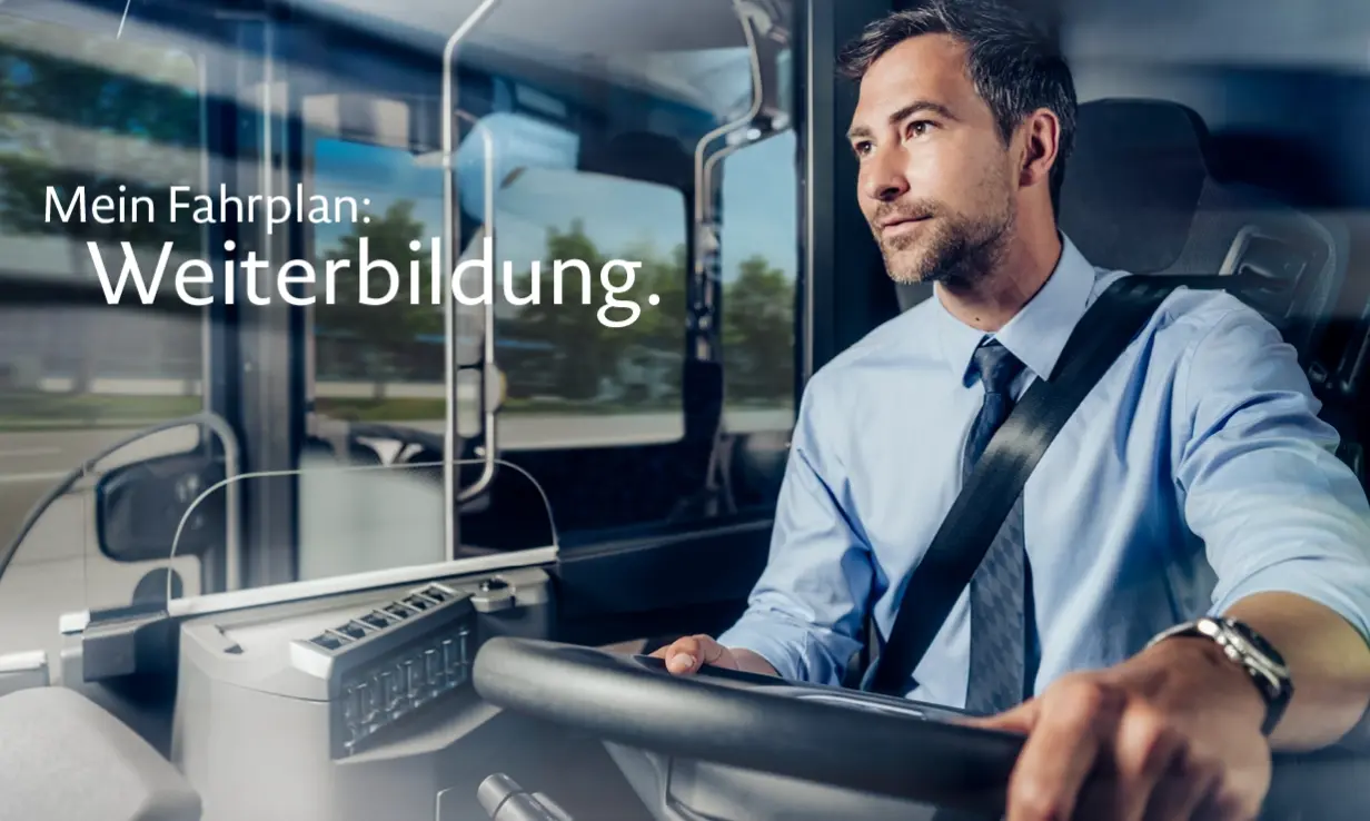 Ein Busfahrer sitzt am Steuer eines Buses.
