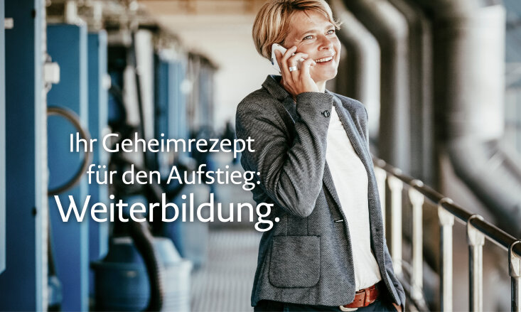 Eine Frau steht in einer Fabrikhalle und telefoniert lächelnd. Die Bildaufschrift lautet: "Ihr Geheimrezept für den Aufstieg: Weiterbildung."