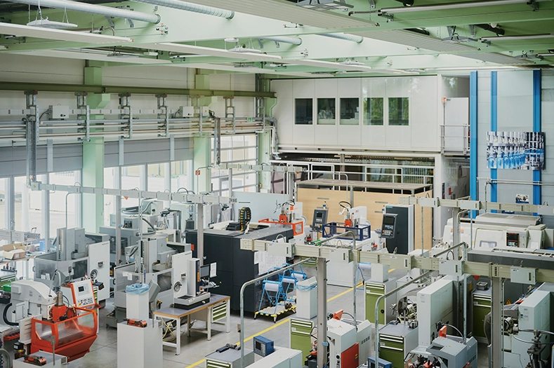 Auf dem Bild ist eine Produktionshalle zu sehen.