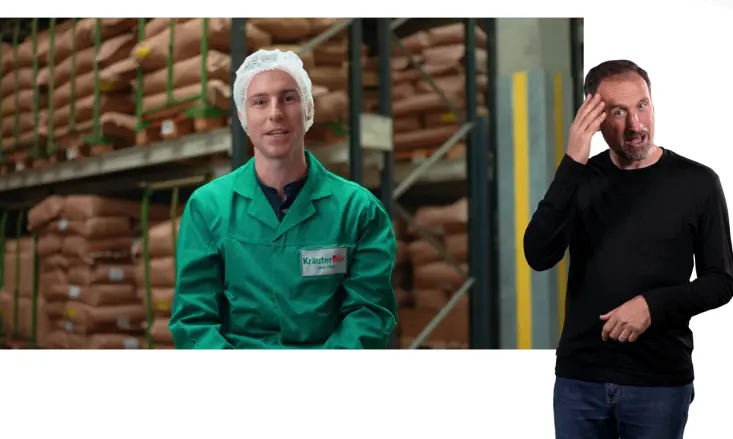 Alexander Göddert trägt ein graues Poloshirt mit dem Firmennamen 