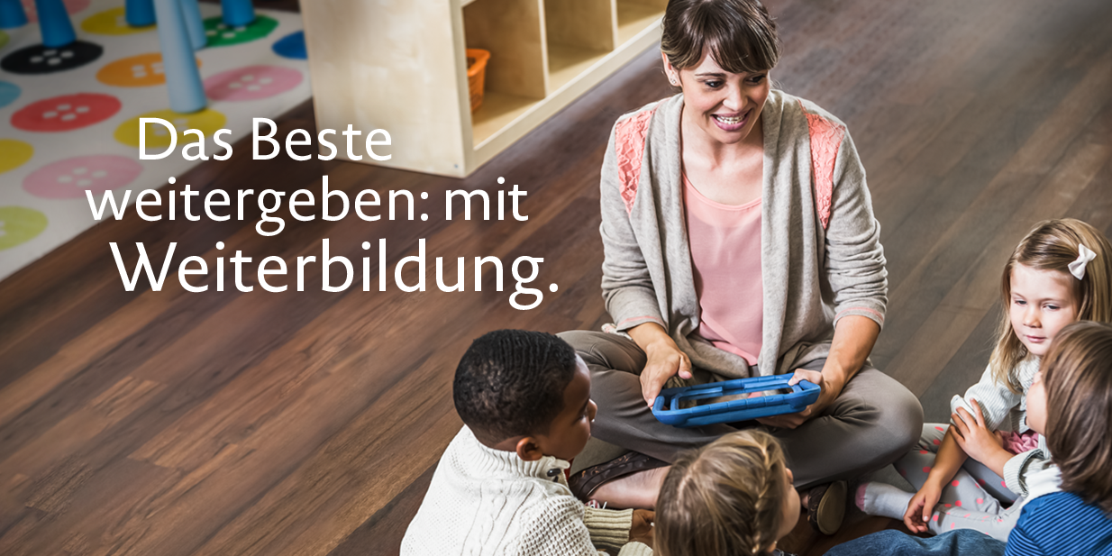 Eine Frau sitzt lächelnd mit vier Kindern auf dem Boden in einem Kreis und hält ein Tablet in der Hand. Die Bildaufschrift lautet: "Das Beste weitergeben: mit Weiterbildung".