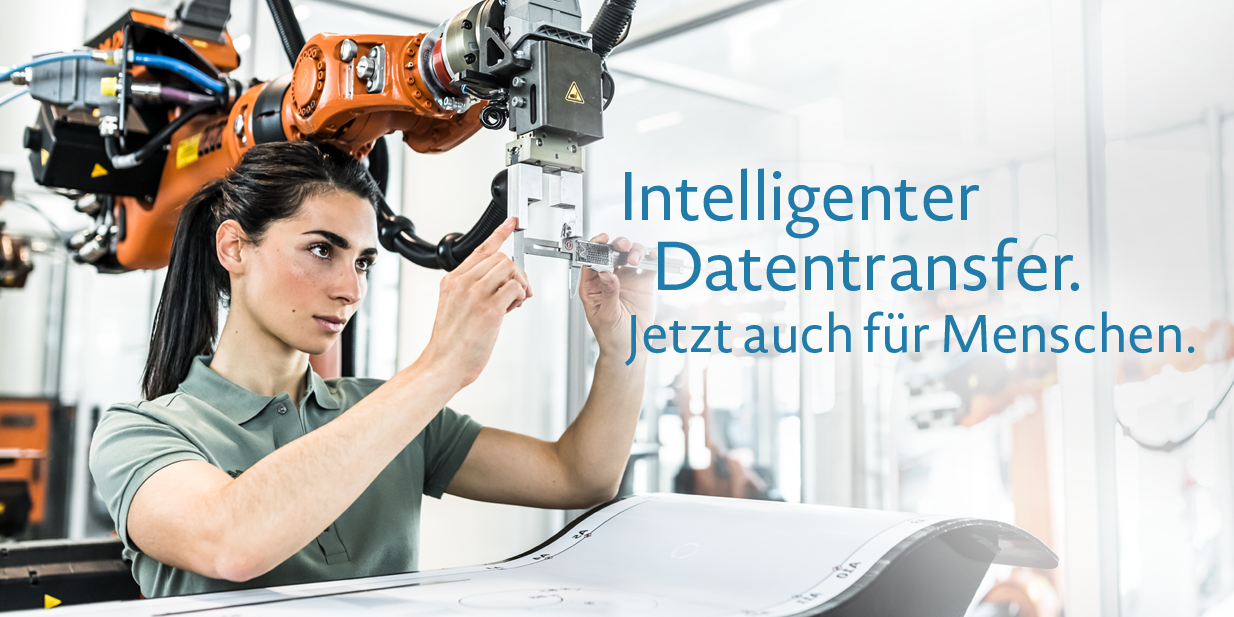 Eine Frau arbeitet konzentriert an einem Roboterarm. Die Bildaufschrift lautet: "Intelligenter Datentransfer. Jetzt auch für den Menschen."